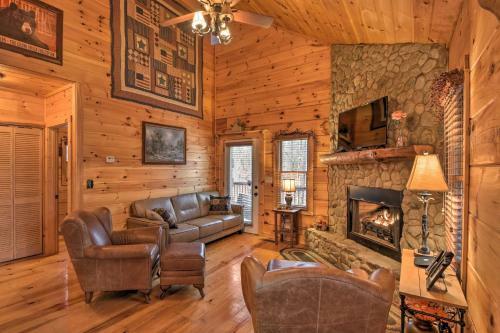Creekside Cabin With Forest Views And Fire Pit!