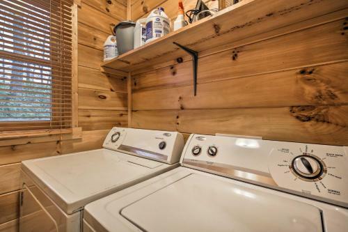 Blue Ridge Mtn View Getaway With Hot Tub And Fire Pit!