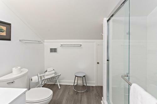 Large And Bright East Beach Home!