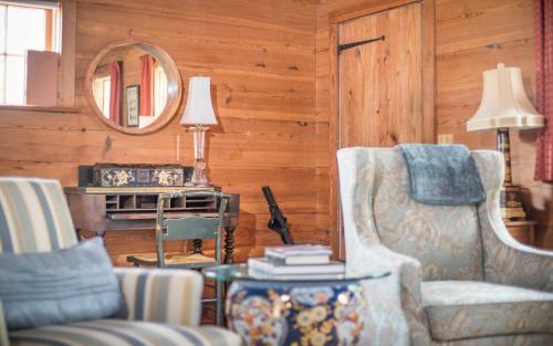 Freeman's Cottage By Lucky Savannah