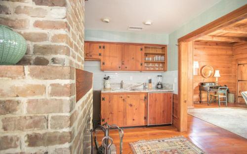 Freeman's Cottage By Lucky Savannah