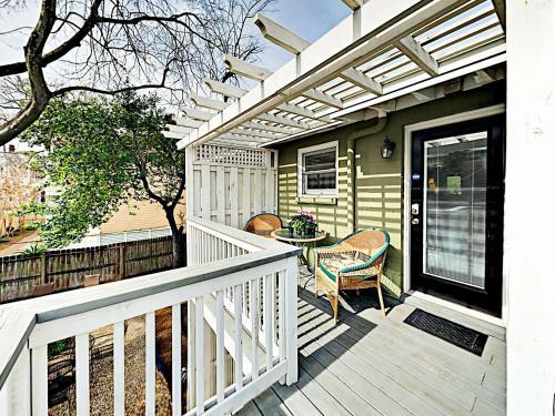 Apartamento New Listing! 3 Charming Units, 2 Blocks To Park Duplex