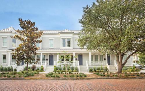 320 East Townhouse By Lucky Savannah