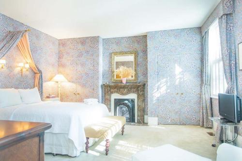 Cohen House Main By Lucky Savannah