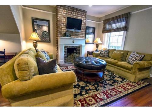 Oglethorpe Square Main + Garden By Lucky Savannah