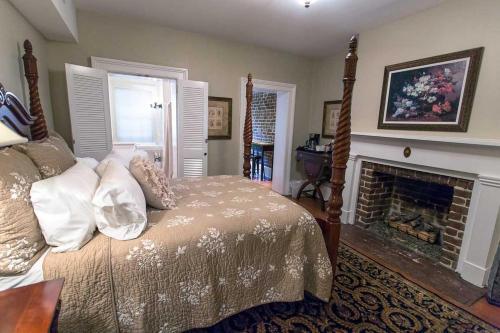 Oglethorpe Square Garden Apartment By Lucky Savannah