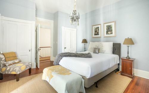 Queen Anne Manor By Lucky Savannah