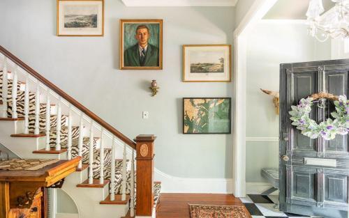 Queen Anne Manor By Lucky Savannah