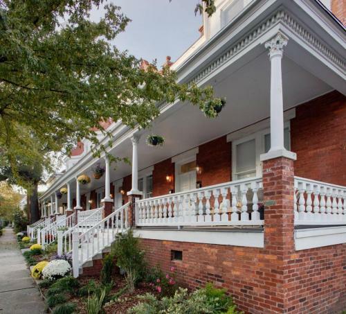 4 Bedroom Large Renovated Townhouse