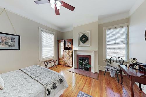 Apartamento New Listing! Historic Gem, Walk Everywhere Apts