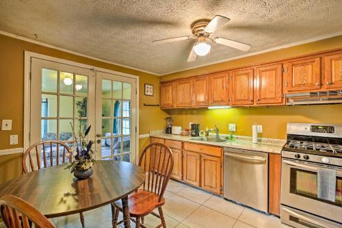 Quiet And Convenient Home 6 Mi To Stone Mtn!