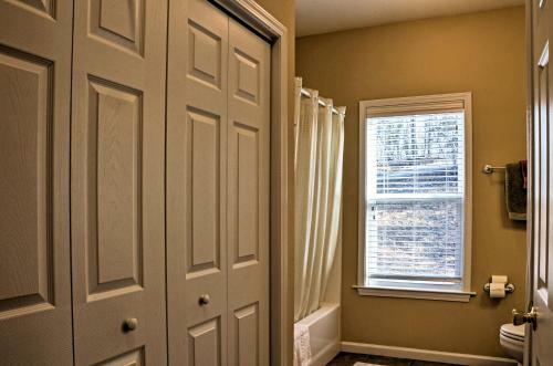 Cozy Tranquility Home With Porch And Mountain Views!