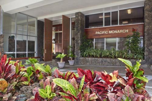 Pacific Monarch - Ocean-view Balcony - Pool & Spa Hotel Room