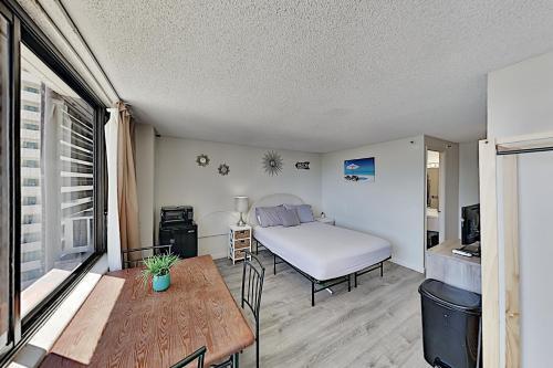 Hawaiian Monarch - Pool-view - Easy Walkability Hotel Room