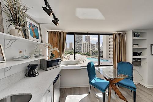 Hawaiian Monarch - Pool-view Studio - Hot Tub, Gym Hotel Room