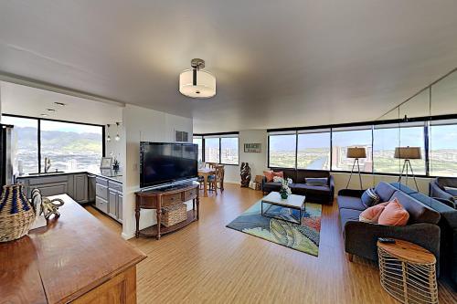 Hawaiian Monarch - Corner Apartment - Pool & Gym Apts