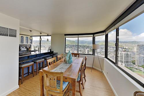 Hawaiian Monarch - Corner Apartment - Pool & Gym Apts