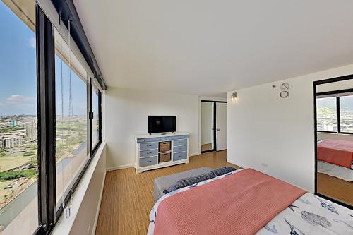 Hawaiian Monarch - Corner Apartment - Pool & Gym Apts