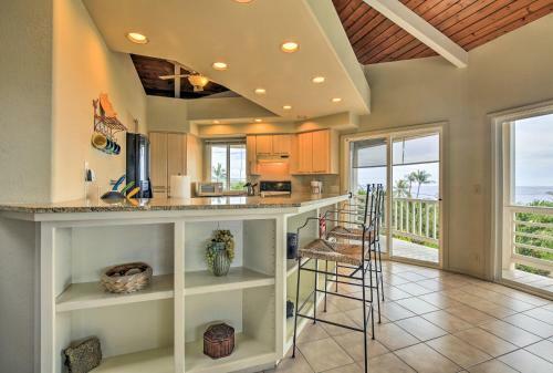Kailua-kona Apartment With Pool, Deck And Ocean Views!