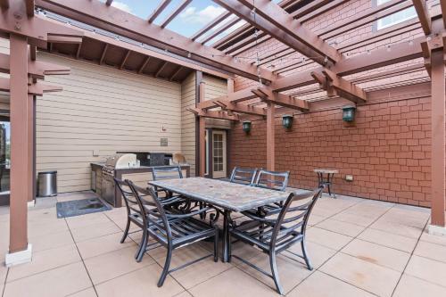 Fabulous Riverstone Retreat