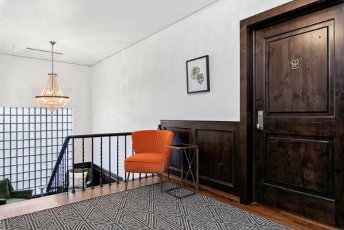 Luxury Contemporary Apartment With Peloton Bike