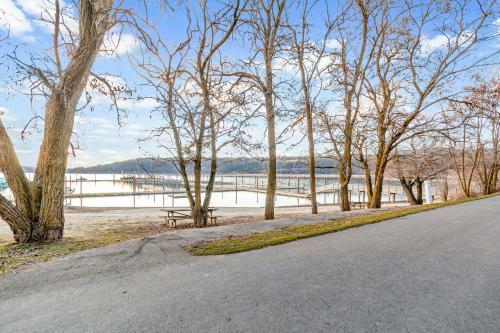 Downtown Harrison Lakefront Getaway