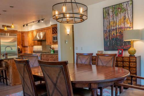 Upscale 1 Bedroom Timbers, Walk To Town