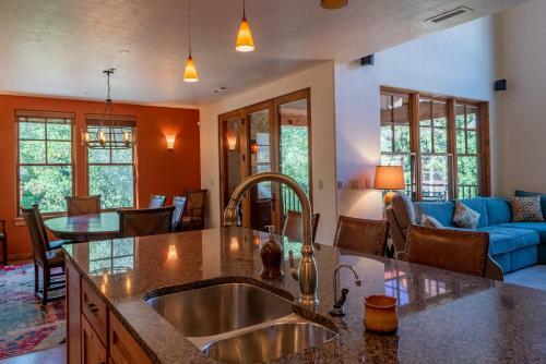 Upscale 3 Bedroom Timbers Condo, Walk To Town