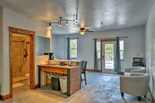 Apartamento Central Lava Hot Springs Studio With Deck And Views!