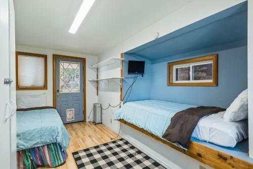 Waterfront Cabin On Bottle Bay Road