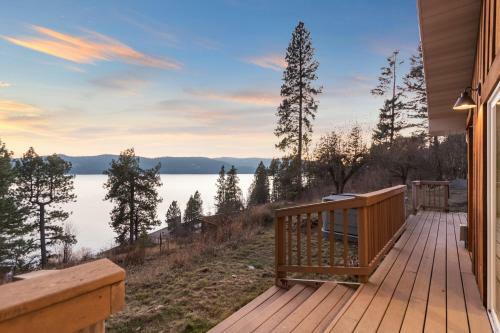 Lakefront Gem With Hot Tub And Views