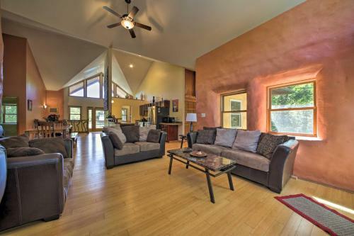 Peaceful Custom Carbondale Home With Pool Near Siu!