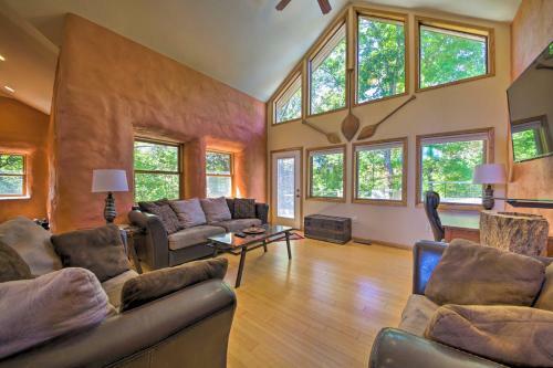 Peaceful Custom Carbondale Home With Pool Near Siu!