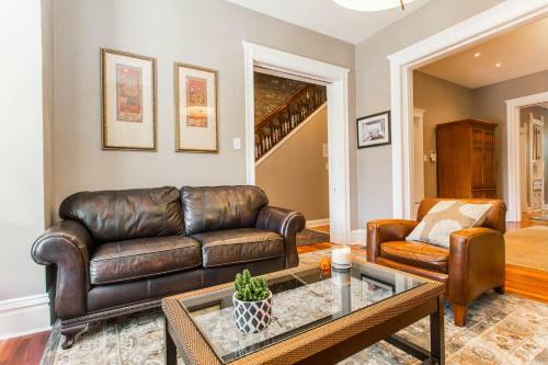 Swank Victorian Near United Center W/ Backdeck