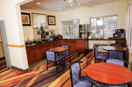 Motel Dutch Inn And Suites