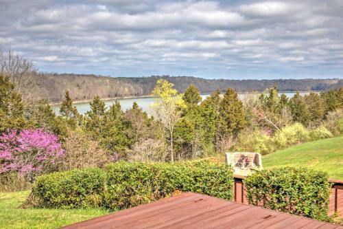 Monticello Home With Multi-level Deck On 2 And Acres!