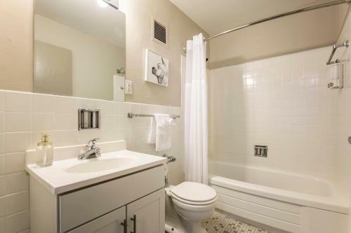 Two Cozysuites Modern Downtown Apartment