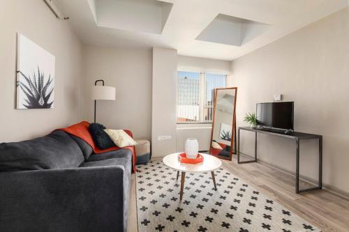 Two Cozysuites Modern Downtown Apartment