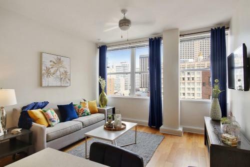 Boujee Condo, Sleeps 4, Roof Top Pool, Comfy Bed