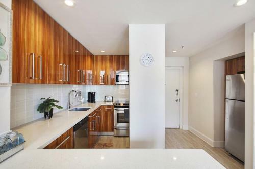 Boujee Condo, Sleeps 4, Roof Top Pool, Comfy Bed