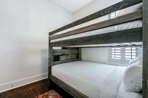 Modern, Spacious Townhouse With Luxury Amenities