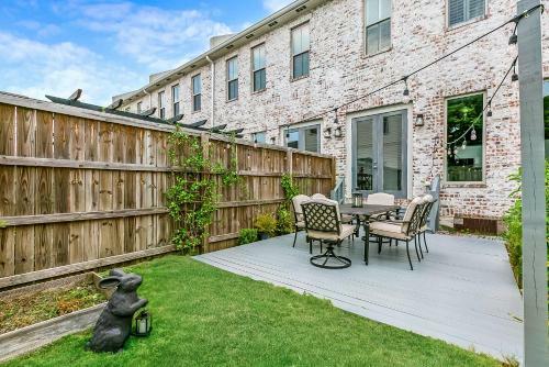 Modern, Spacious Townhouse With Luxury Amenities