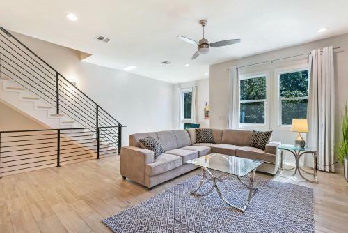 Stunning Townhouse With Amenities