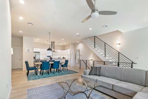 Stunning Townhouse With Amenities