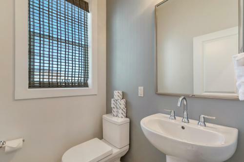Stunning Townhouse With Amenities