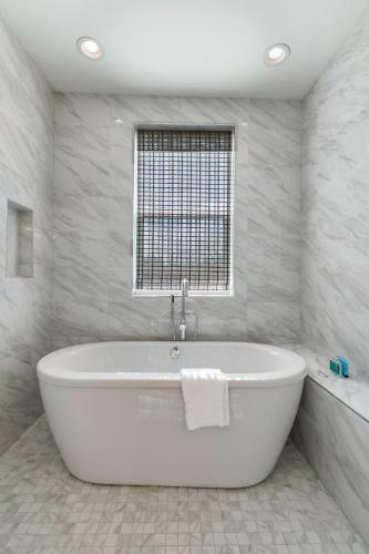 Stunning Townhouse With Amenities