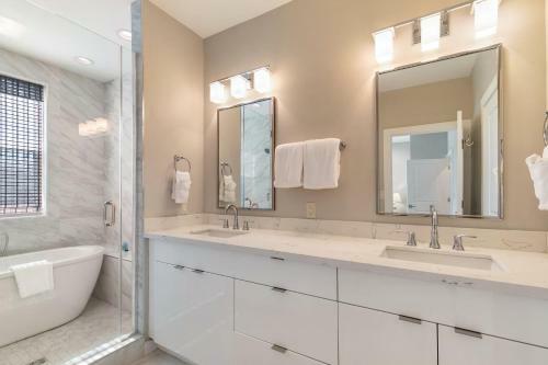 Modern 4br Townhouse In Bienville Villas