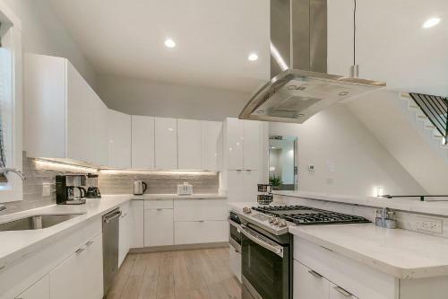Modern 4br Townhouse In Bienville Villas