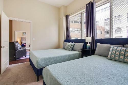 High-class Downtown High Rise Sleeps 8 W/ Pool