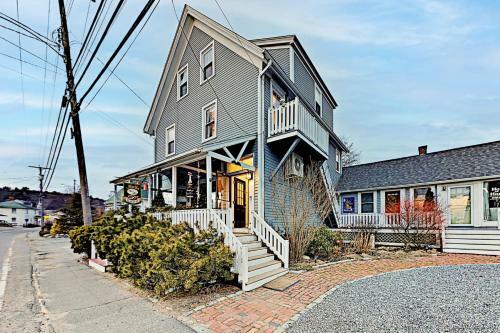 Charming Bayfront Escape - Walk To Dining Home